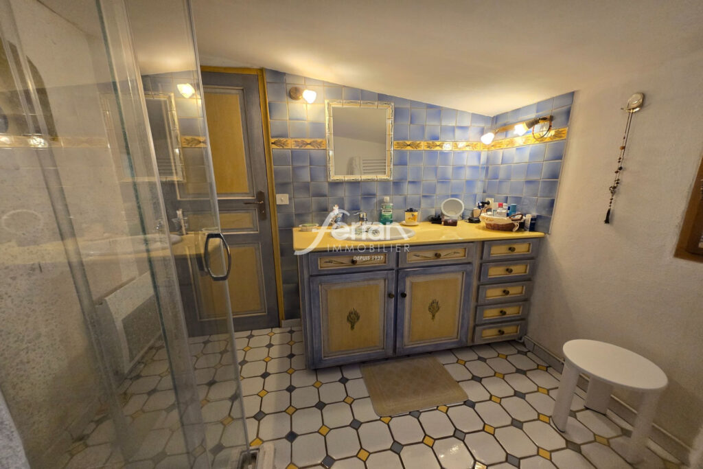 À vendre à Salernes un mas au charme d’antan sur un terrain de – 5 pièces – 3 chambres – 125.00 m²