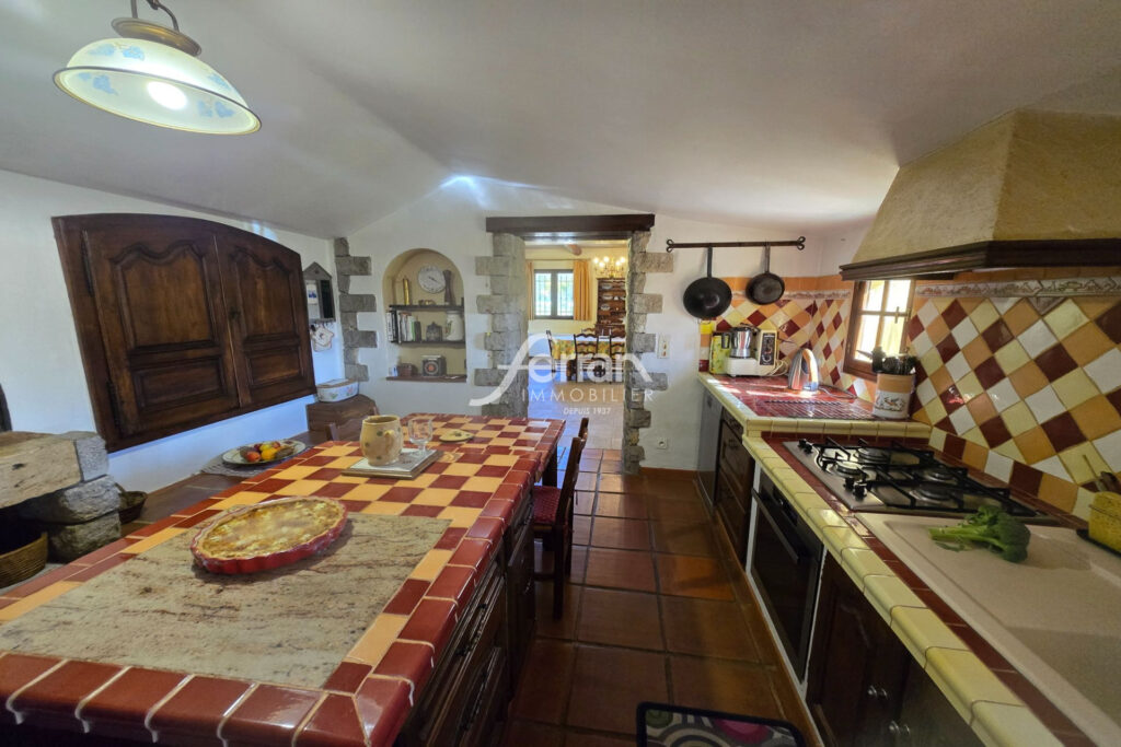 À vendre à Salernes un mas au charme d’antan sur un terrain de – 5 pièces – 3 chambres – 125.00 m²