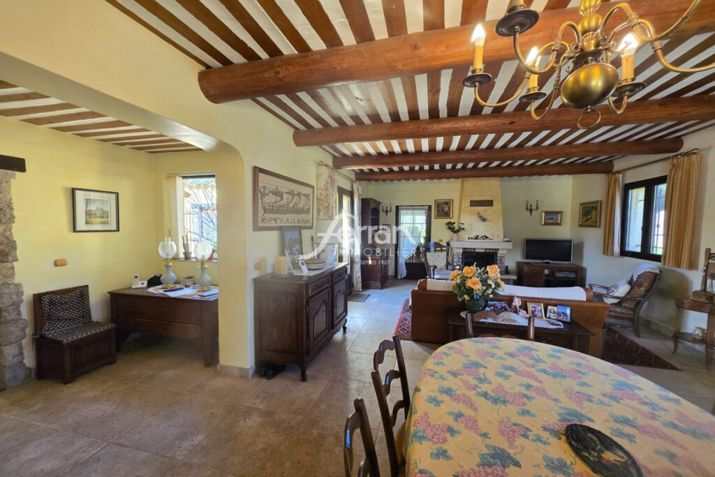 À vendre à Salernes un mas au charme d’antan sur un terrain de – 5 pièces – 3 chambres – 125.00 m²