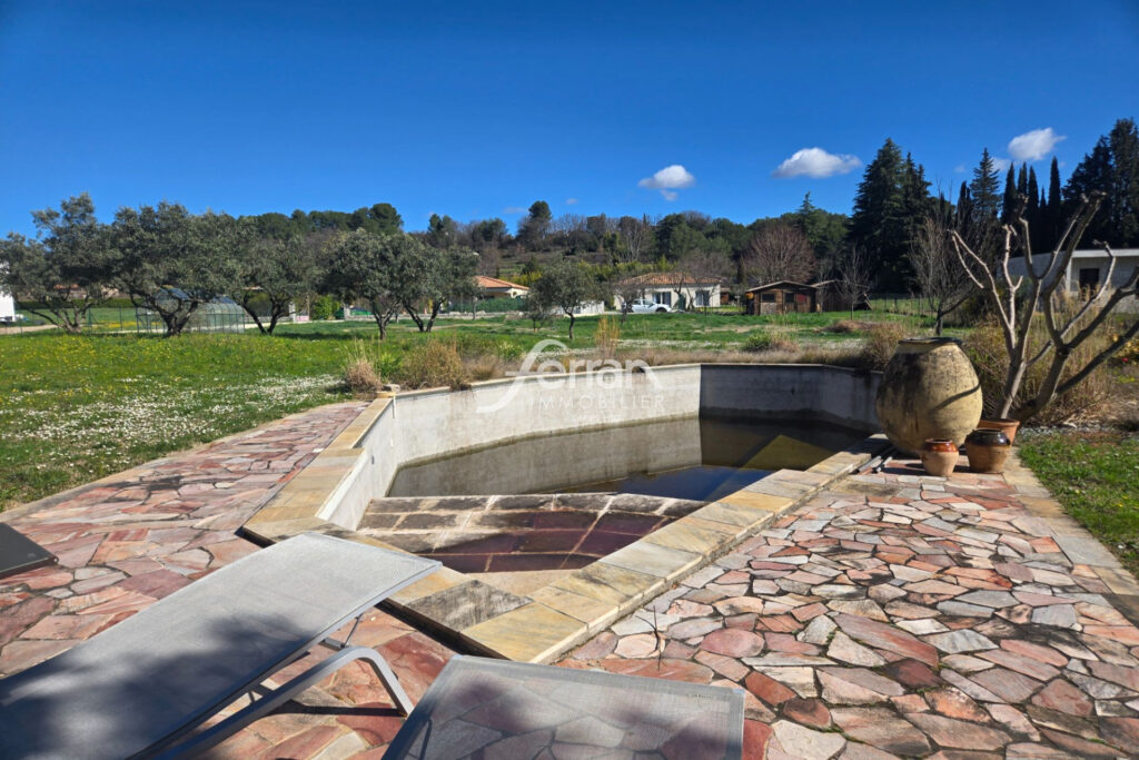 À vendre à Salernes un mas au charme d’antan sur un terrain de – 5 pièces – 3 chambres – 125.00 m²