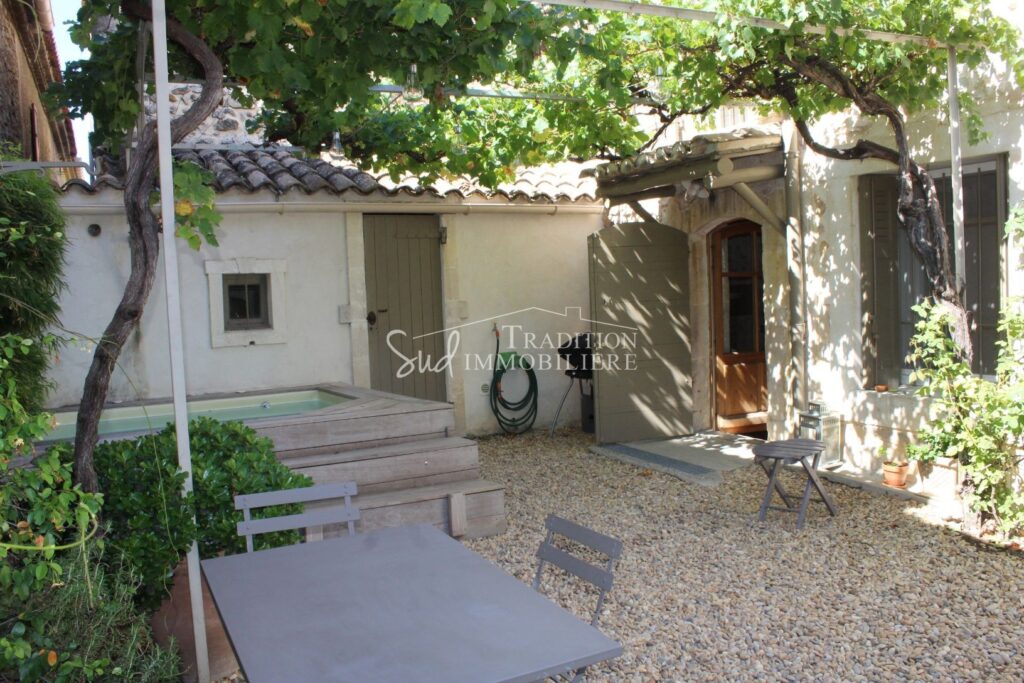 MOURIES – AU COEUR DU VILLAGE – NR pièces – 2 chambres – 90.00 m²