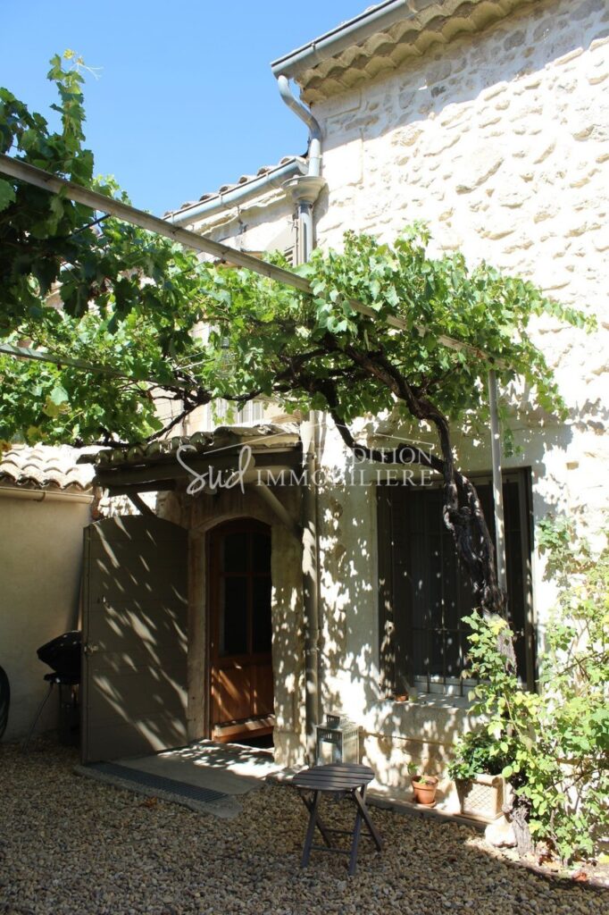 MOURIES – AU COEUR DU VILLAGE – NR pièces – 2 chambres – 90.00 m²