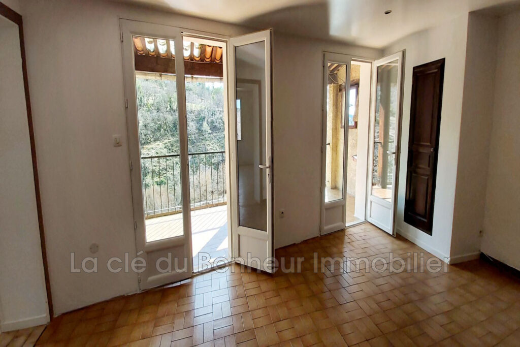 Appartement T5 avec terrasse, garage et cave. – 5 pièces – 3 chambres – 93.30 m²