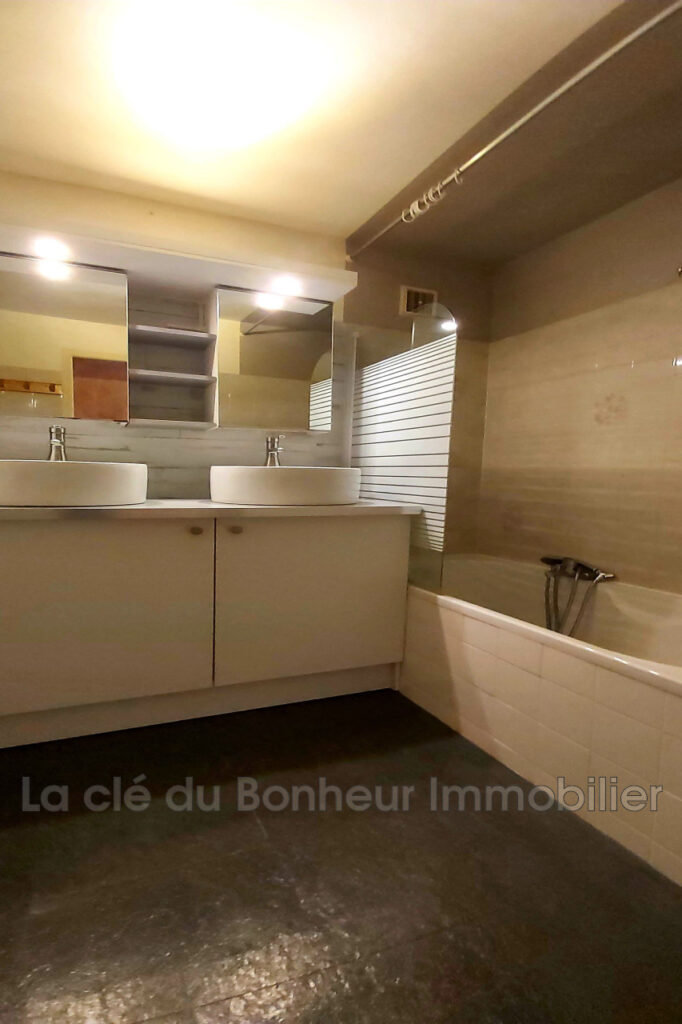 Appartement T5 avec terrasse, garage et cave. – 5 pièces – 3 chambres – 93.30 m²