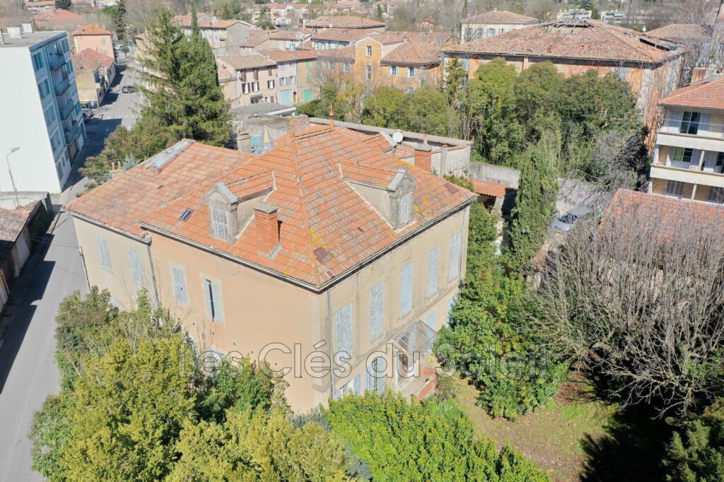 BRIGNOLES CENTRE  MAISON DE CARACTÈRE SUR 1 137 m² DE TERRAI – 14 pièces – 12 chambres – 357.00 m²