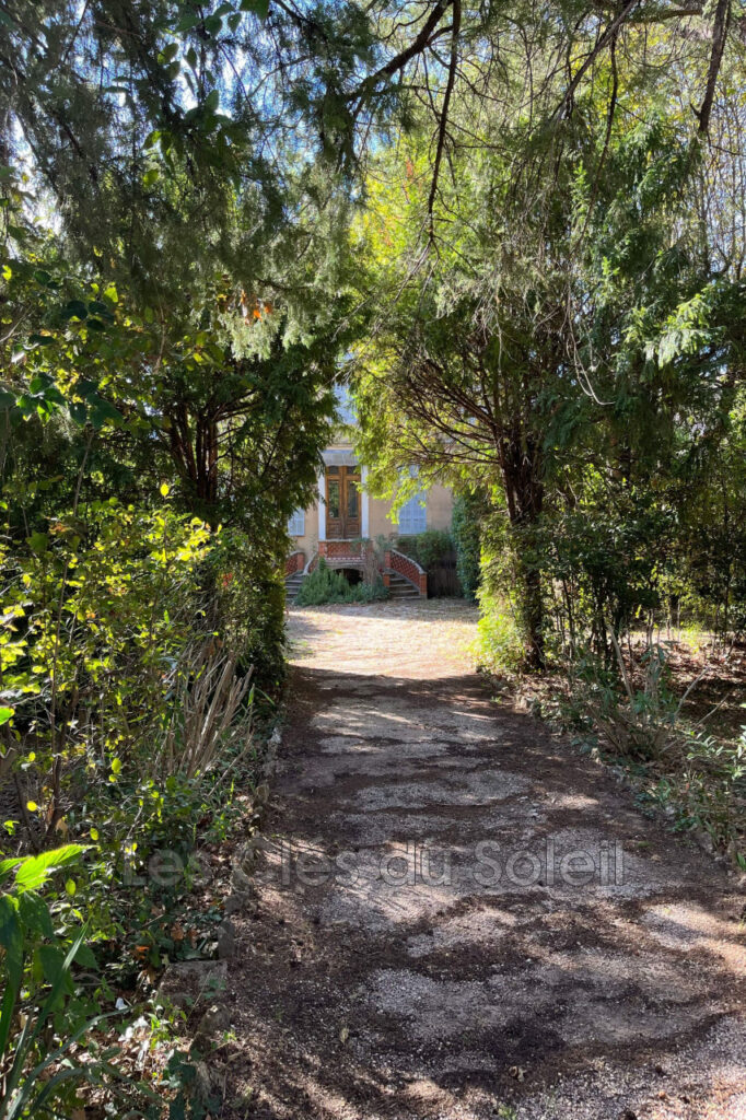 BRIGNOLES CENTRE  MAISON DE CARACTÈRE SUR 1 137 m² DE TERRAI – 14 pièces – 12 chambres – 357.00 m²