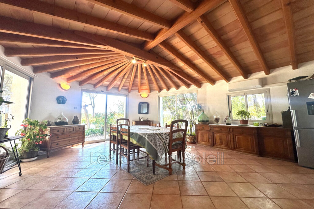 A VOIR ABSOLUMENT BRIGNOLES  – Villa de 160m2 avec un terrain – 6 pièces – 4 chambres – 163.00 m²