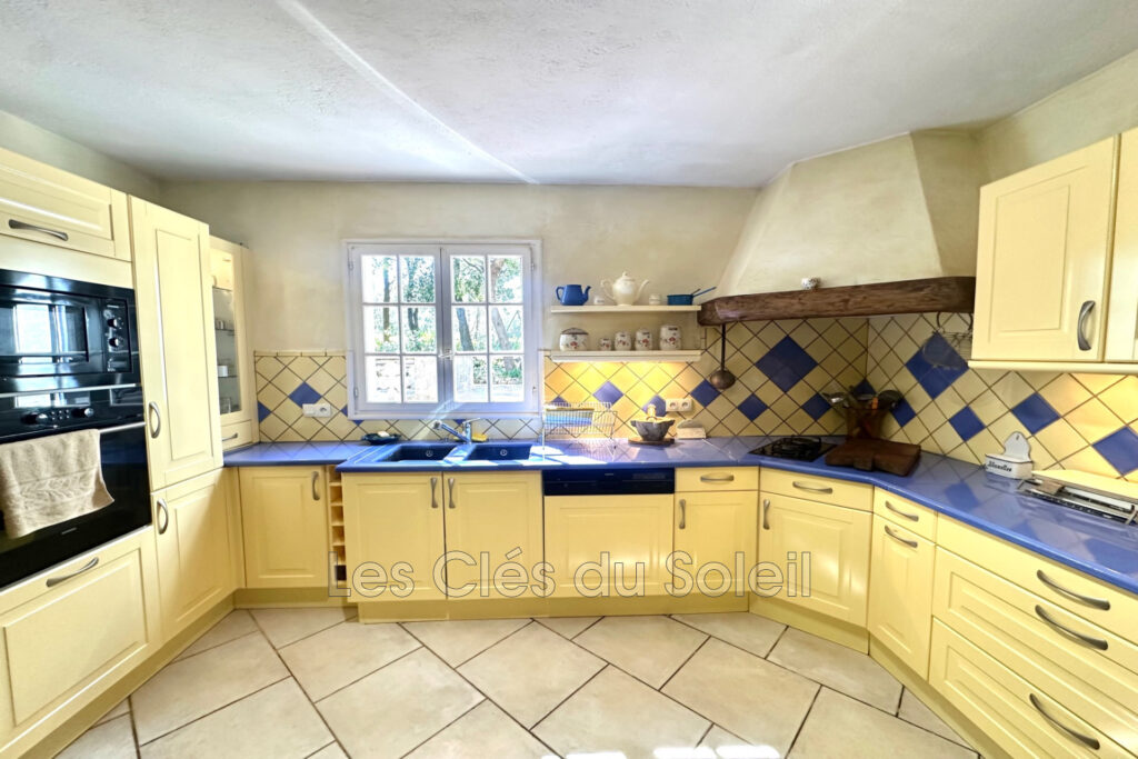 A VOIR ABSOLUMENT BRIGNOLES  – Villa de 160m2 avec un terrain – 6 pièces – 4 chambres – 163.00 m²