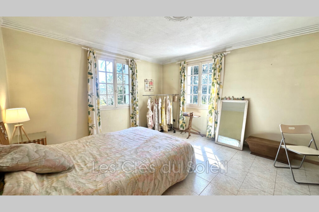 A VOIR ABSOLUMENT BRIGNOLES  – Villa de 160m2 avec un terrain – 6 pièces – 4 chambres – 163.00 m²