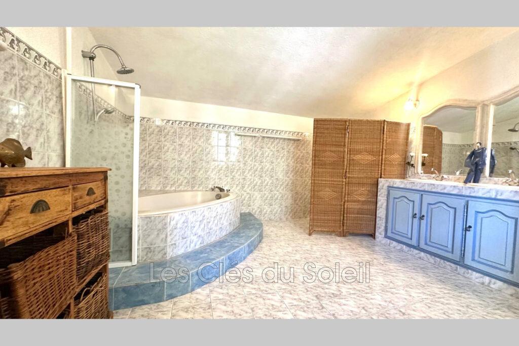 A VOIR ABSOLUMENT BRIGNOLES  – Villa de 160m2 avec un terrain – 6 pièces – 4 chambres – 163.00 m²