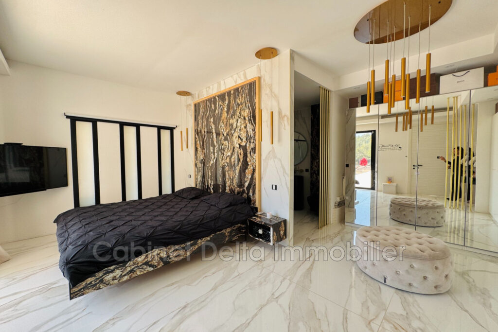 Villa contemporaine à Bandol  Dans un environnement arboré, ce – 6 pièces – 5 chambres – 195.00 m²