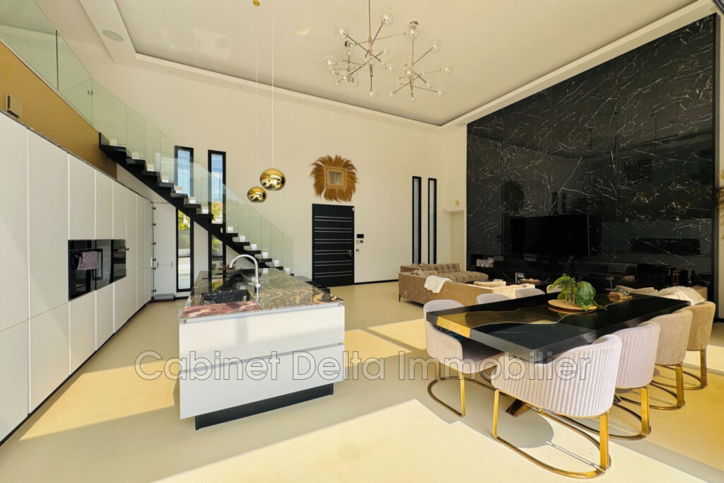 Villa contemporaine à Bandol  Dans un environnement arboré, ce – 6 pièces – 5 chambres – 195.00 m²