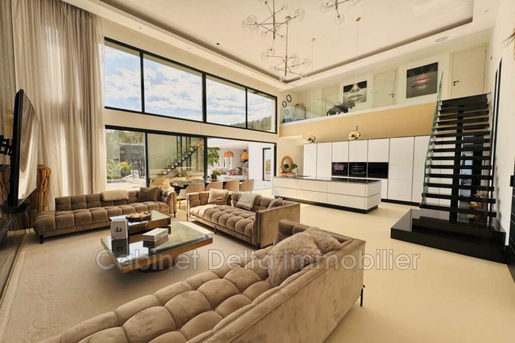 Villa contemporaine à Bandol  Dans un environnement arboré, ce – 6 pièces – 5 chambres – 195.00 m²