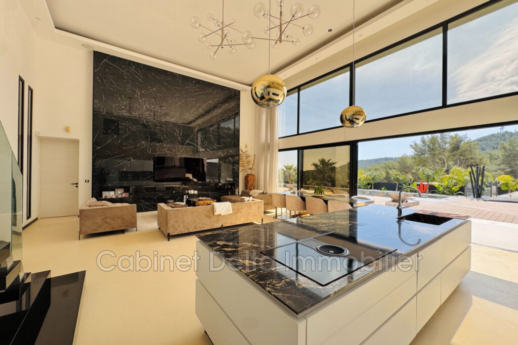 Villa contemporaine à Bandol  Dans un environnement arboré, ce – 6 pièces – 5 chambres – 195.00 m²