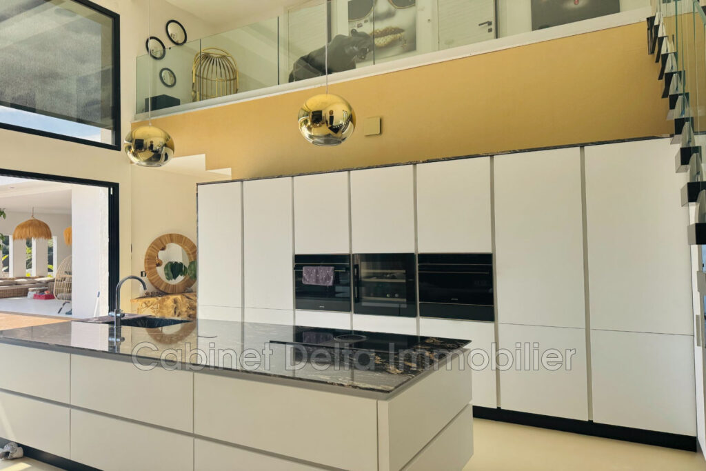 Villa contemporaine à Bandol  Dans un environnement arboré, ce – 6 pièces – 5 chambres – 195.00 m²