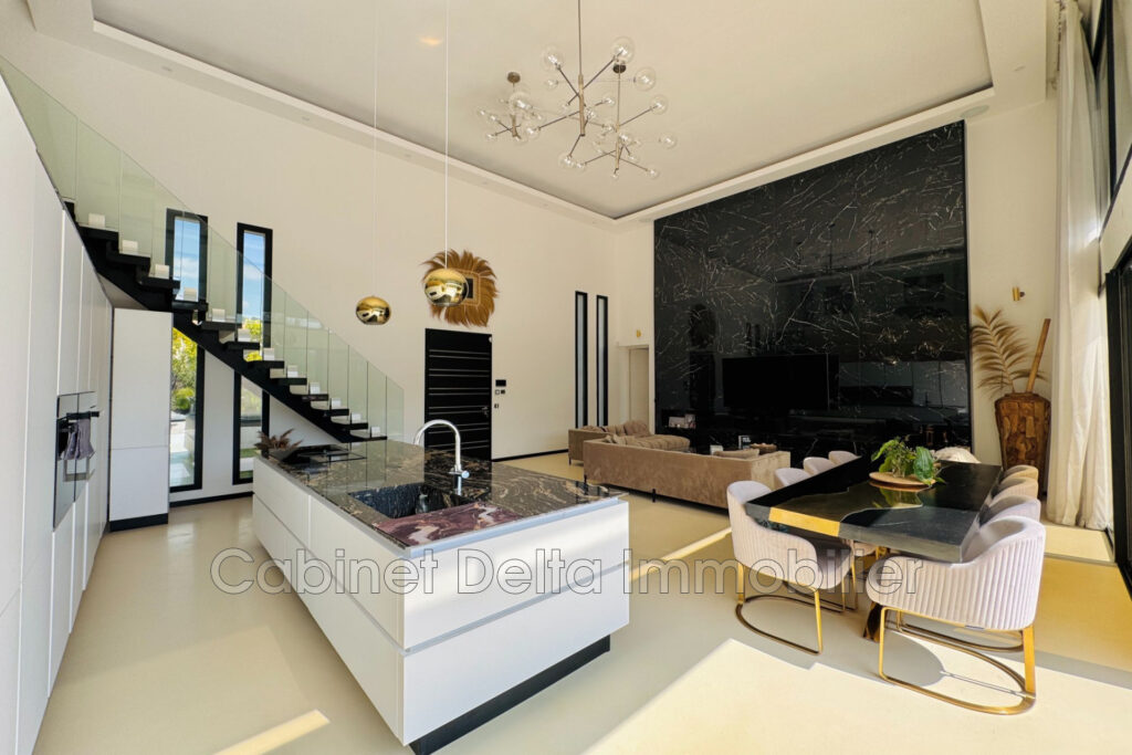 Villa contemporaine à Bandol  Dans un environnement arboré, ce – 6 pièces – 5 chambres – 195.00 m²