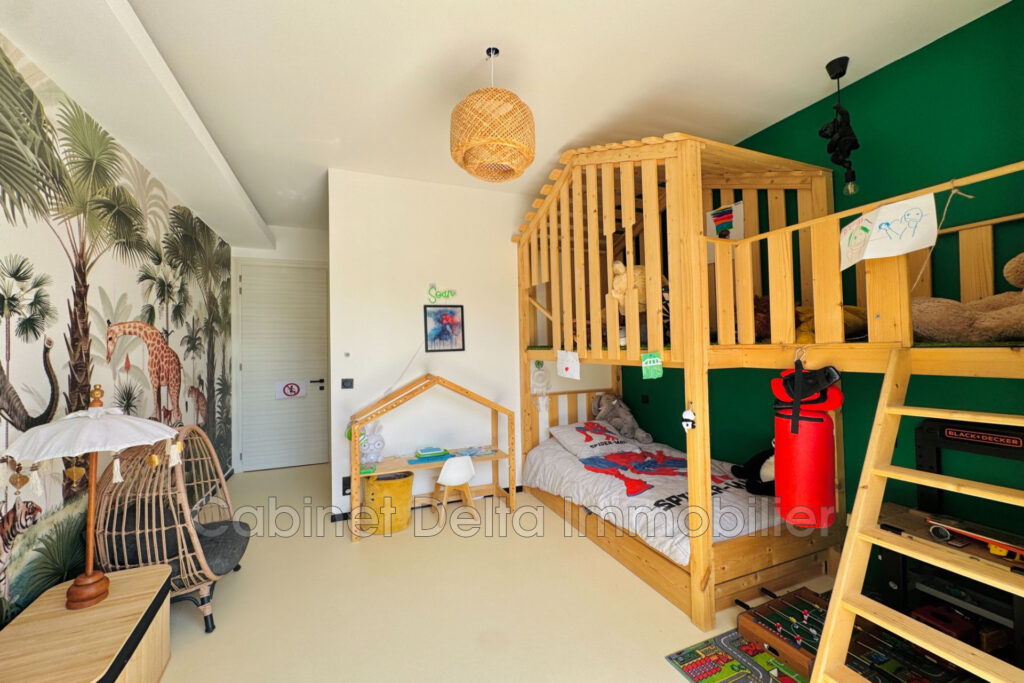 Villa contemporaine à Bandol  Dans un environnement arboré, ce – 6 pièces – 5 chambres – 195.00 m²