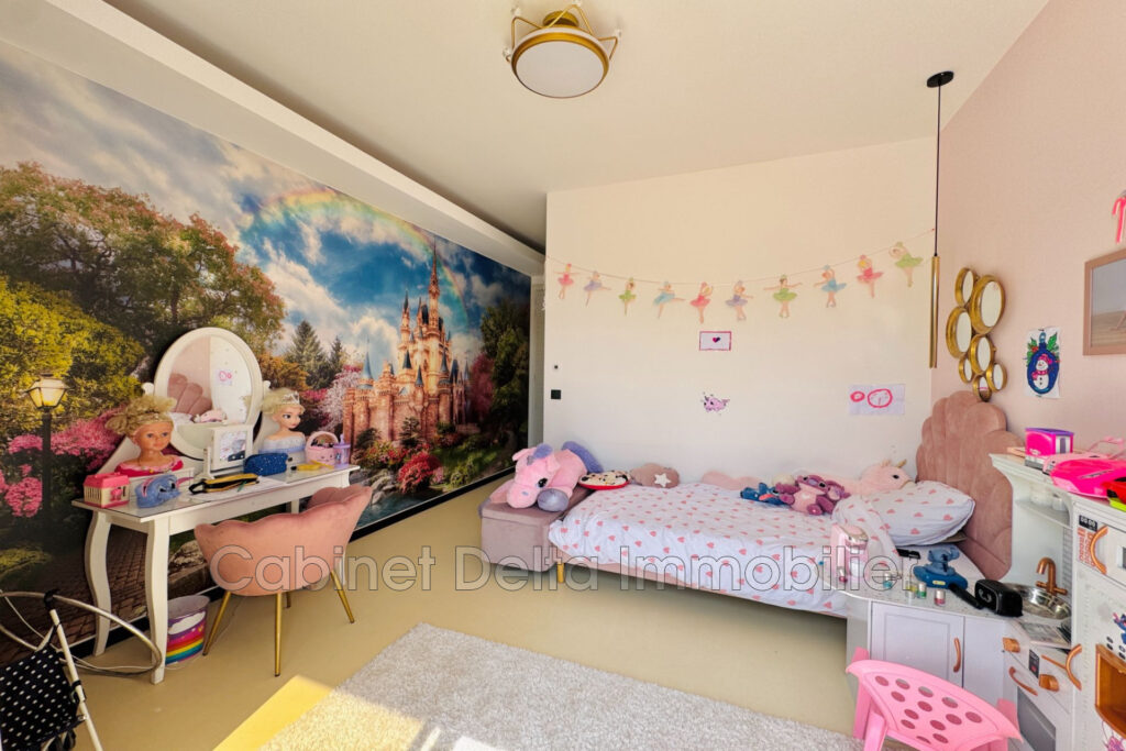 Villa contemporaine à Bandol  Dans un environnement arboré, ce – 6 pièces – 5 chambres – 195.00 m²