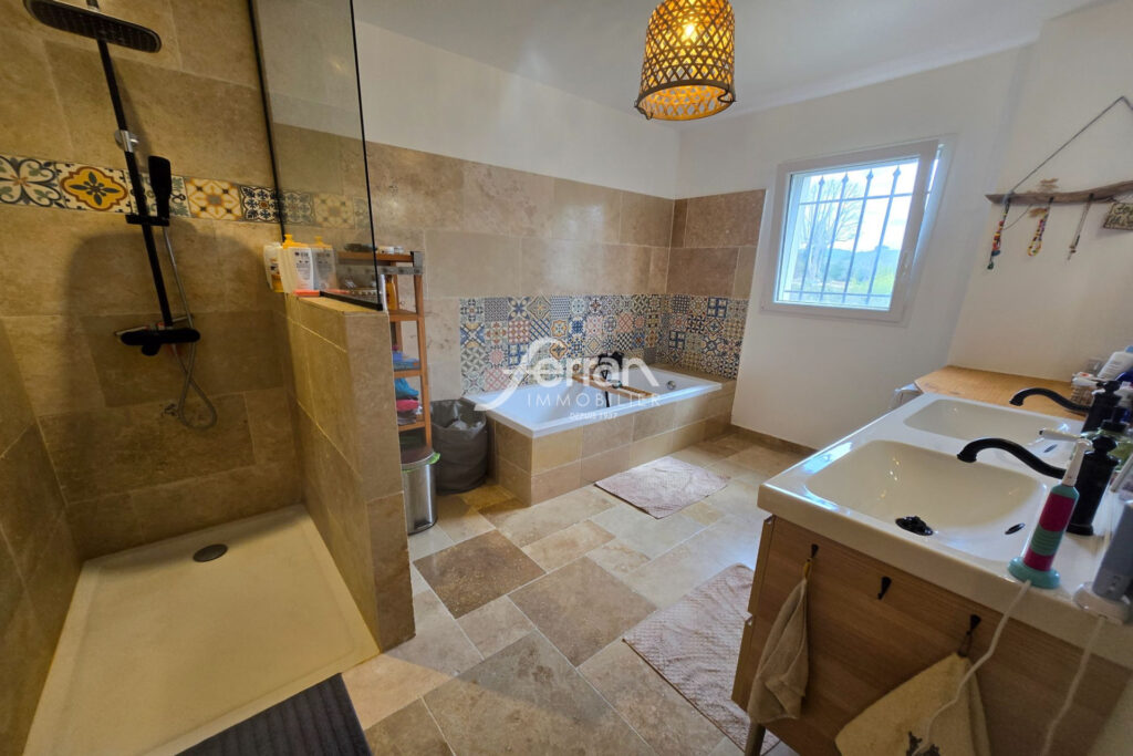 A vendre à Villecroze villa 3ch avec T2 indépendant  – 4 pièces – 3 chambres – 118.00 m²