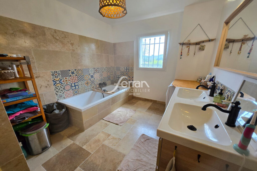 A vendre à Villecroze villa 3ch avec T2 indépendant  – 4 pièces – 3 chambres – 118.00 m²