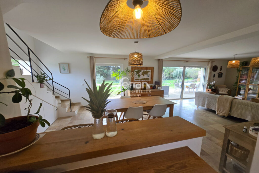 A vendre à Villecroze villa 3ch avec T2 indépendant  – 4 pièces – 3 chambres – 118.00 m²