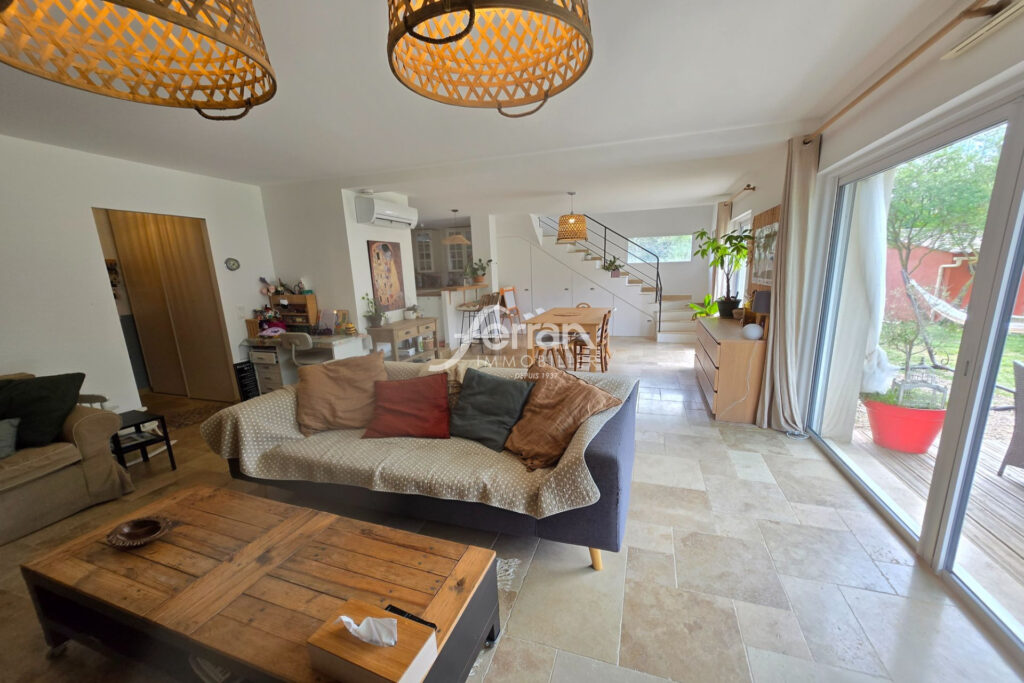 A vendre à Villecroze villa 3ch avec T2 indépendant  – 4 pièces – 3 chambres – 118.00 m²