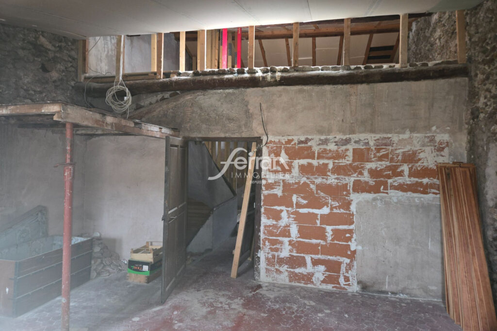 À vendre avis aux investisseurs ou aux bricoleurs appartement  – 3 pièces – 2 chambres – 57.00 m²