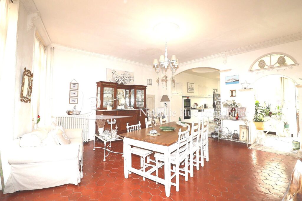 vente  – NR pièces – 7 chambres – 366.00 m²