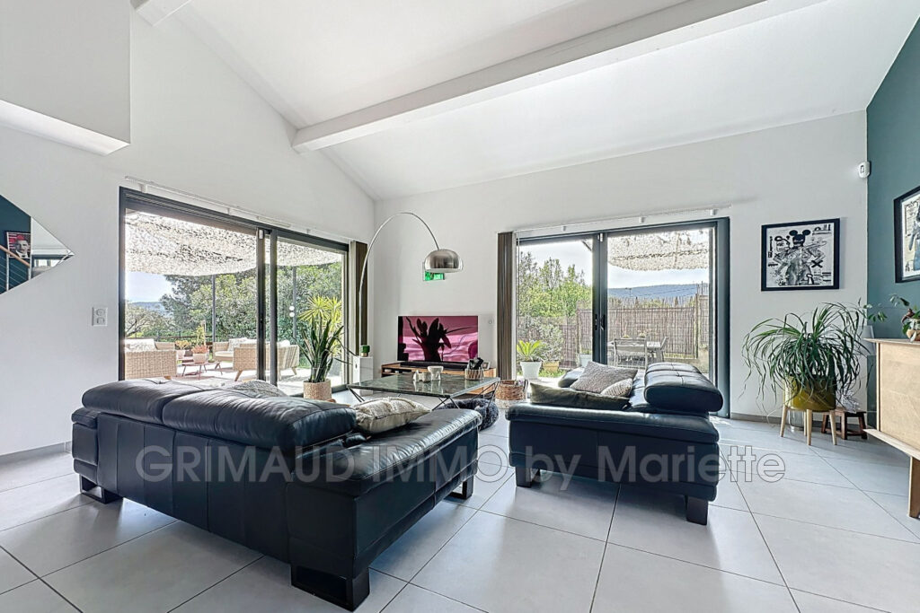 Belle villa contemporaine avec piscine et cuisine d’été – 5 pièces – 4 chambres – 168.00 m²