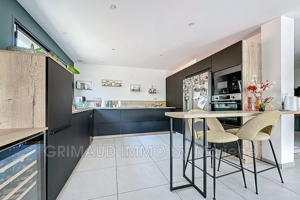 Belle villa contemporaine avec piscine et cuisine d’été – 5 pièces – 4 chambres – 168.00 m²