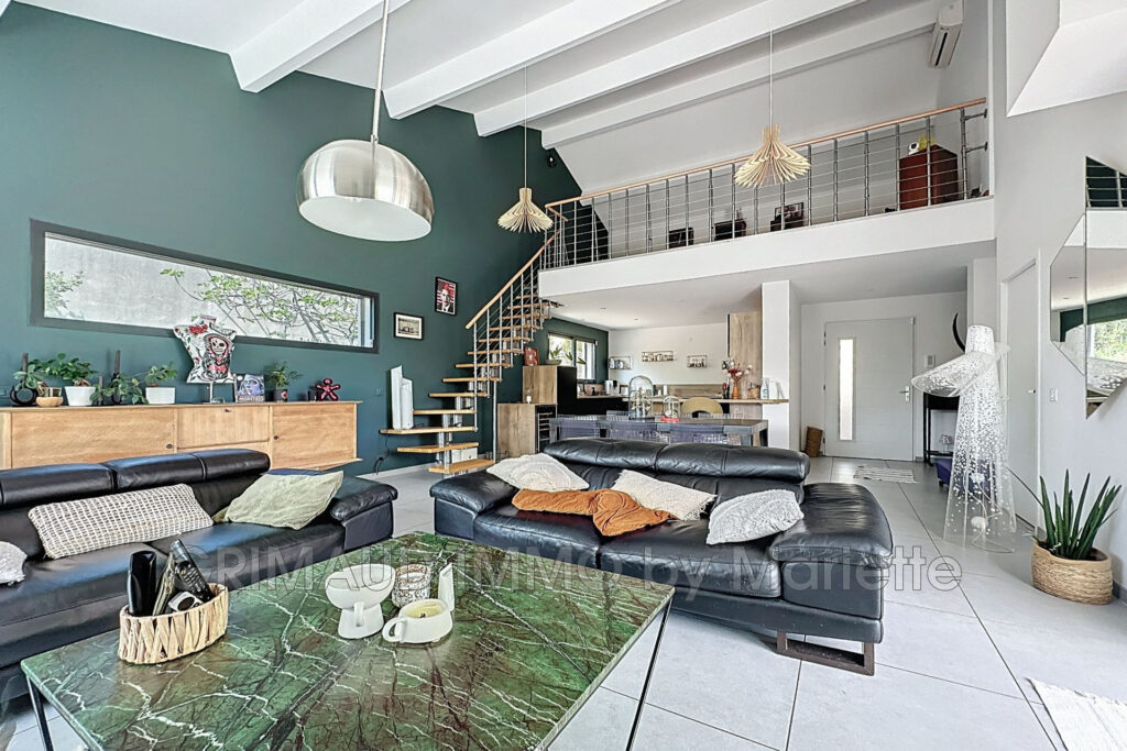 Belle villa contemporaine avec piscine et cuisine d’été – 5 pièces – 4 chambres – 168.00 m²