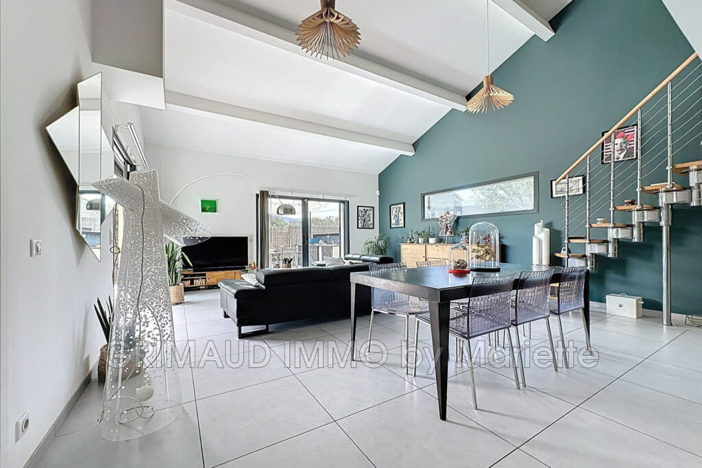 Belle villa contemporaine avec piscine et cuisine d’été – 5 pièces – 4 chambres – 168.00 m²