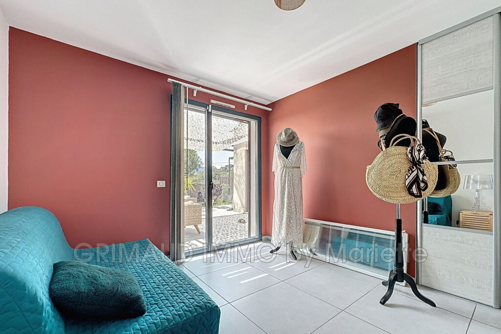 Belle villa contemporaine avec piscine et cuisine d’été – 5 pièces – 4 chambres – 168.00 m²