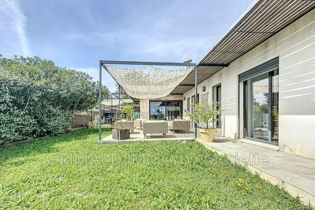 Belle villa contemporaine avec piscine et cuisine d’été – 5 pièces – 4 chambres – 168.00 m²