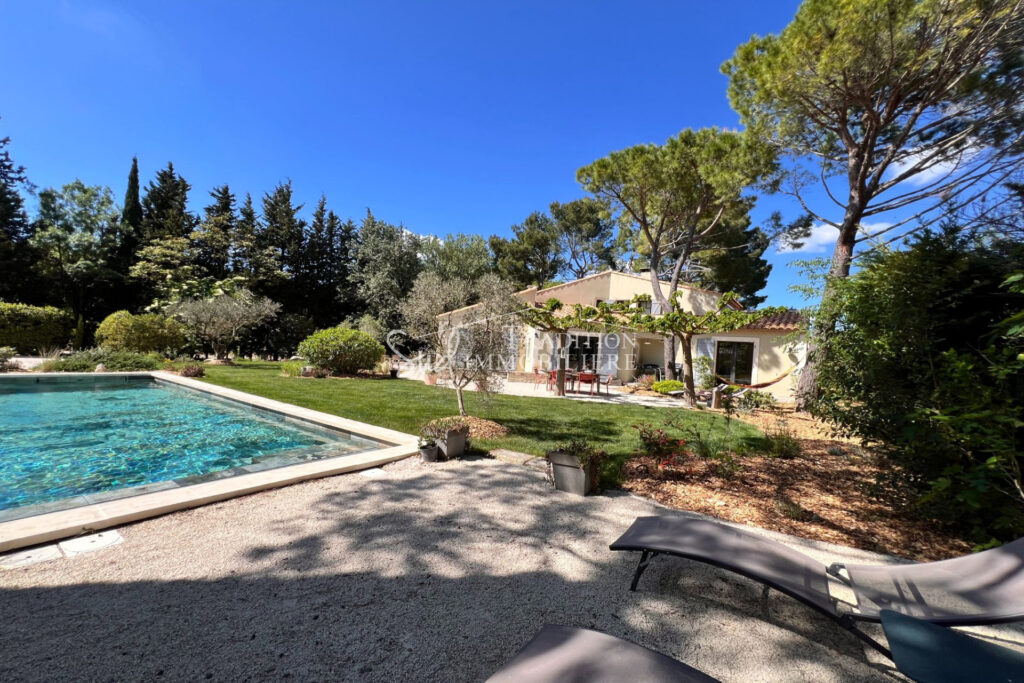 SITUATION AU CALME A MAUSSANE LES ALPILLES – 8 pièces – 5 chambres – 210.00 m²