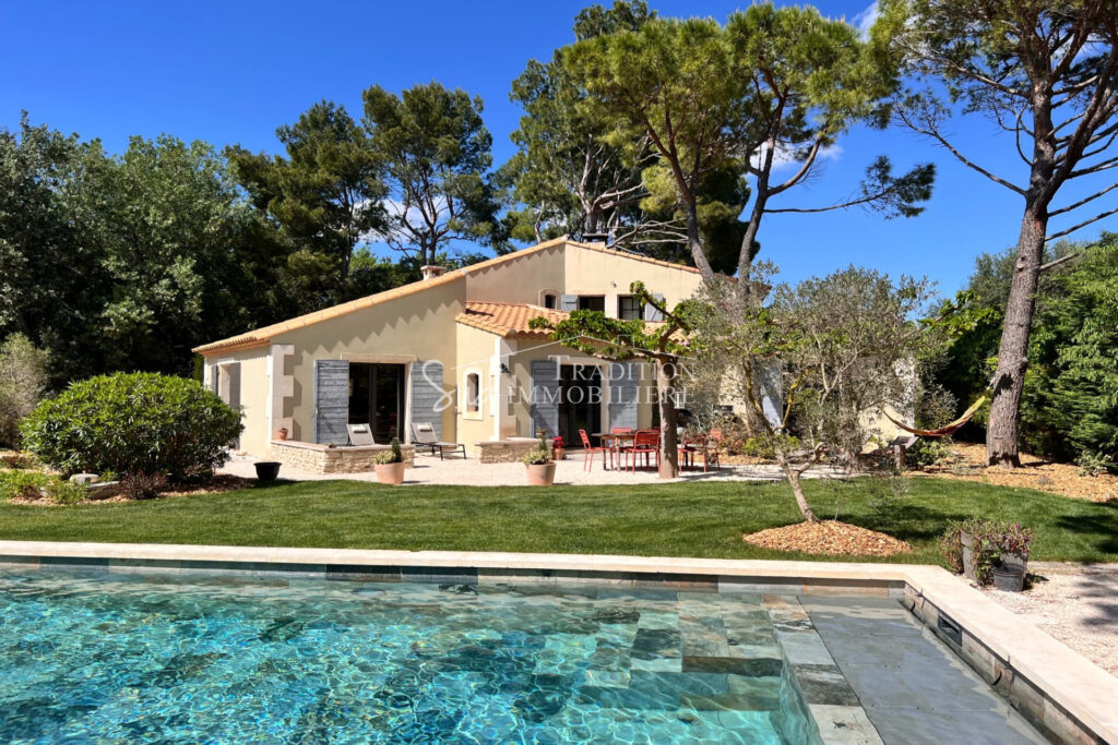 SITUATION AU CALME A MAUSSANE LES ALPILLES – 8 pièces – 5 chambres – 210.00 m²