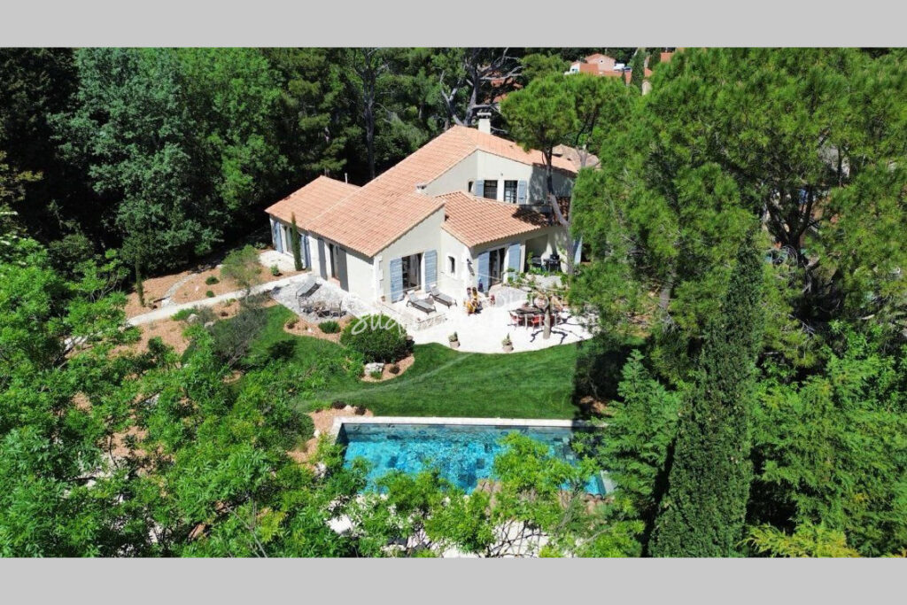 SITUATION AU CALME A MAUSSANE LES ALPILLES – 8 pièces – 5 chambres – 210.00 m²