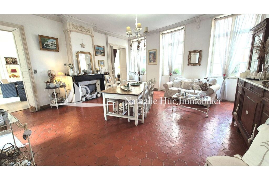 vente  – NR pièces – 7 chambres – 366.00 m²