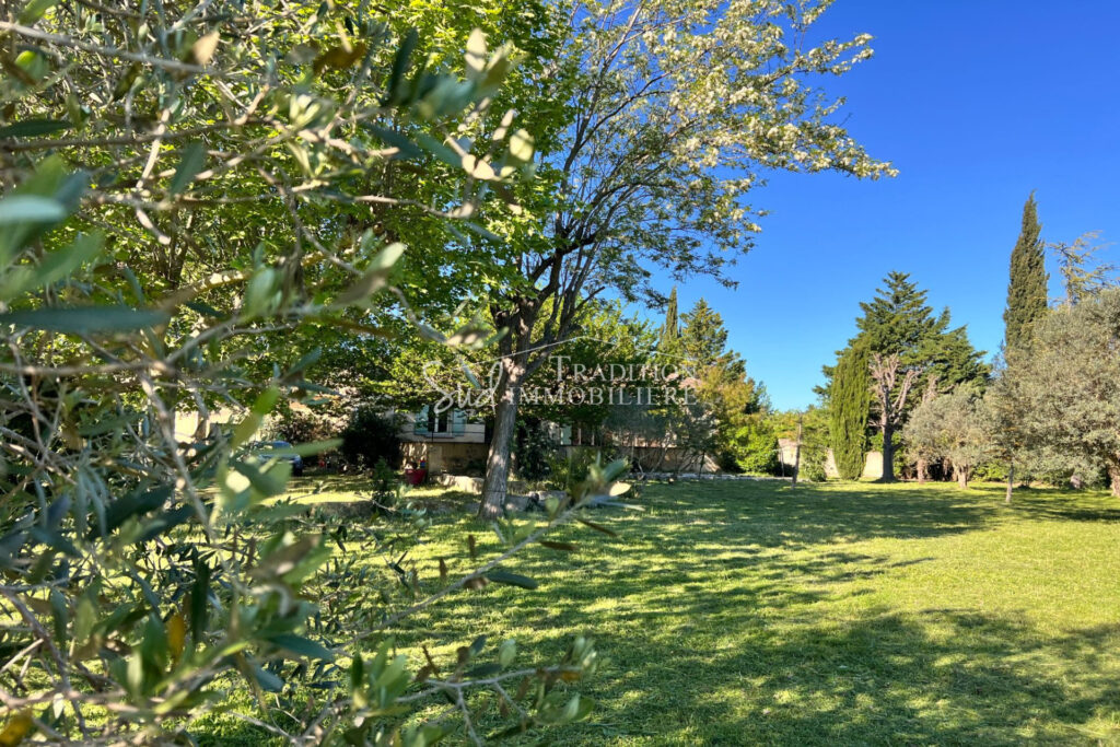 EN CAMPAGNE DE MAUSSANE LES ALPILLES AVEC VUE  – 7 pièces – 4 chambres – 180.00 m²