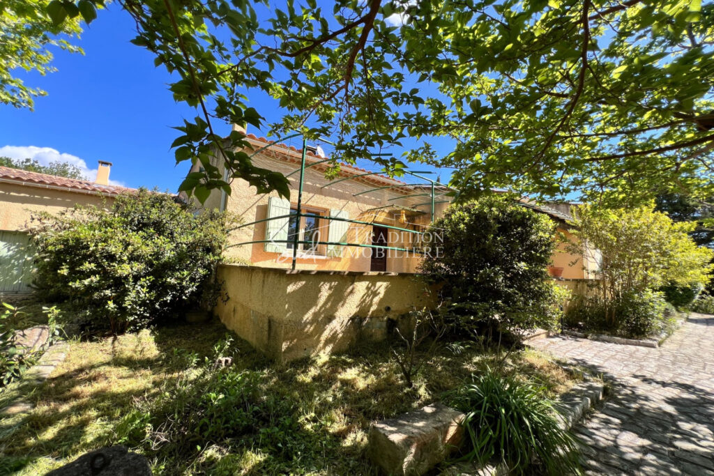 EN CAMPAGNE DE MAUSSANE LES ALPILLES AVEC VUE  – 7 pièces – 4 chambres – 180.00 m²