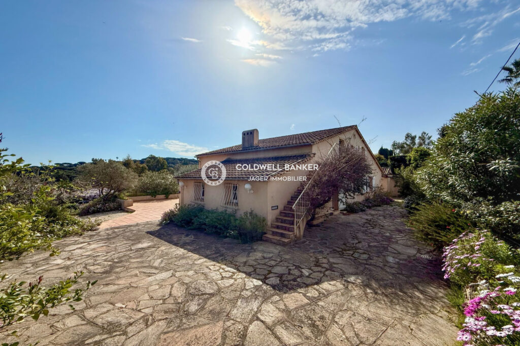 Villa 195m2 à rénover sur terrain 2200m2 à proximité du villag – 7 pièces – 6 chambres – 4  – 190.00 m²