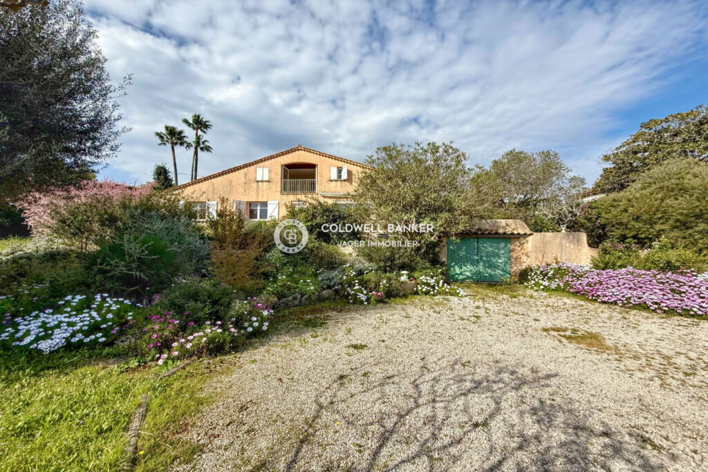 Villa 195m2 à rénover sur terrain 2200m2 à proximité du villag – 7 pièces – 6 chambres – 4  – 190.00 m²