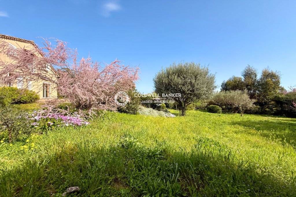 Villa 195m2 à rénover sur terrain 2200m2 à proximité du villag – 7 pièces – 6 chambres – 4  – 190.00 m²