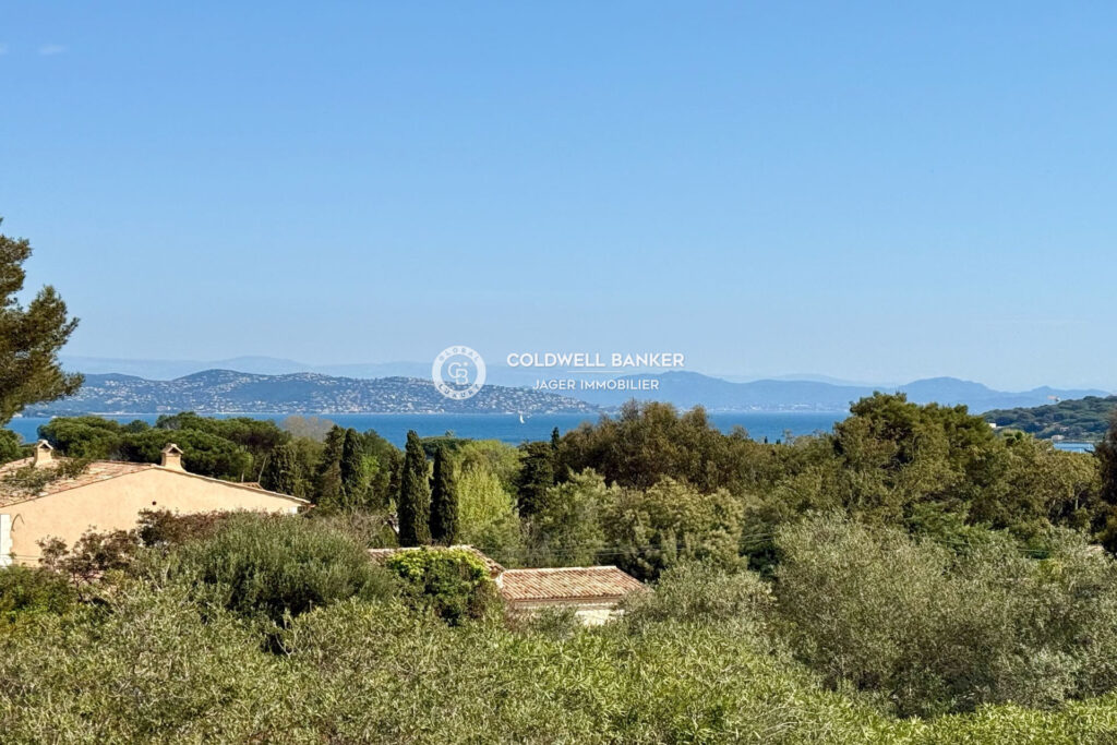 Villa 195m2 à rénover sur terrain 2200m2 à proximité du villag – 7 pièces – 6 chambres – 4  – 190.00 m²