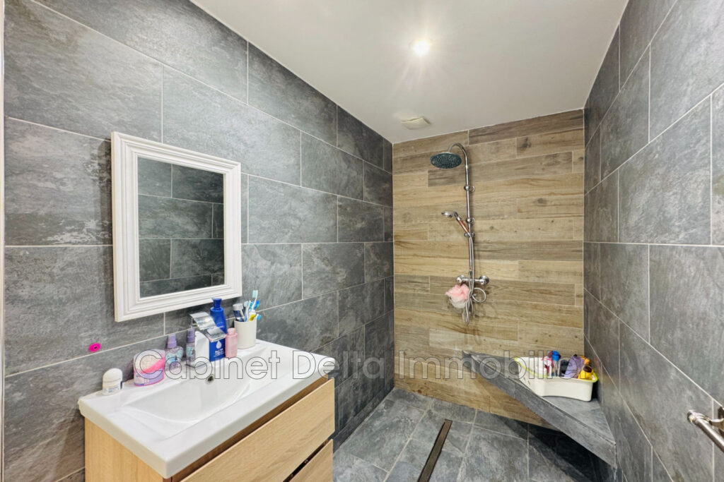 Villa contemporaine, au calme, vue mer, La Garde. – NR pièces – 4 chambres – 150.00 m²