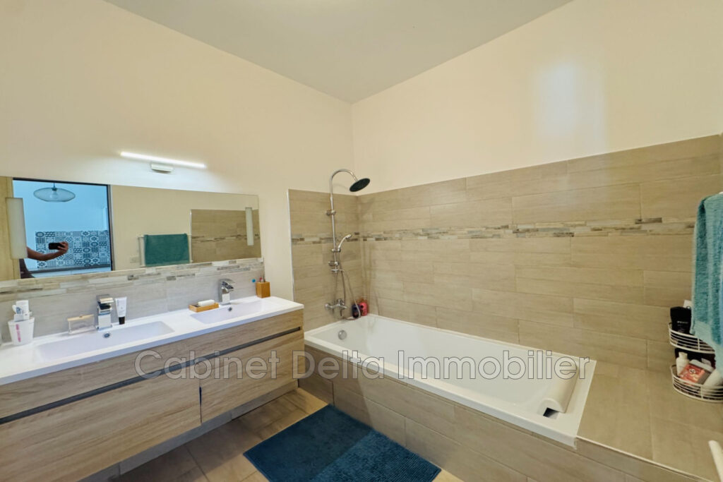 Villa contemporaine, au calme, vue mer, La Garde. – NR pièces – 4 chambres – 150.00 m²