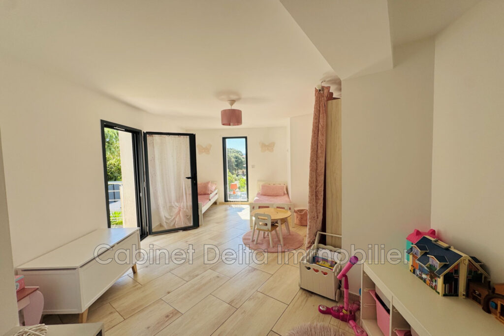 Villa contemporaine, au calme, vue mer, La Garde. – NR pièces – 4 chambres – 150.00 m²