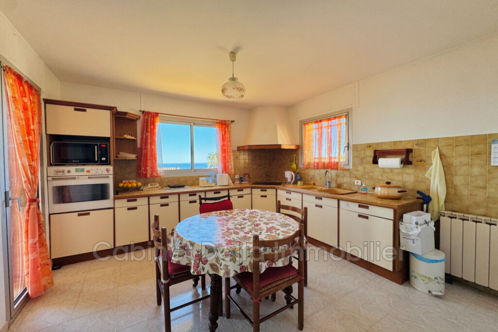 VILLA AVEC VUE MER  – 7 pièces – 5 chambres – 176.00 m²