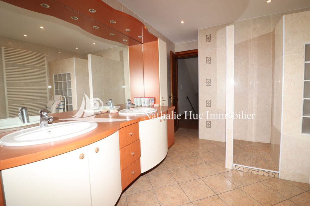 vente maison de ville 8 Pièce(s) – 8 pièces – 6 chambres – 238.00 m²