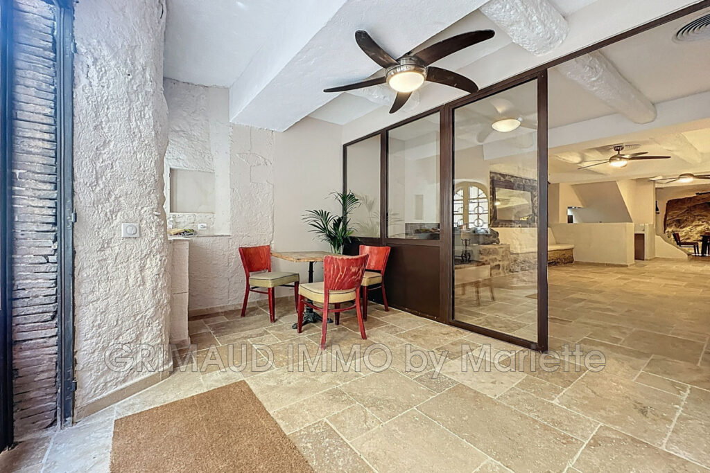 Charmante maison de village rénovée intégralement, répartie su – 3 pièces – 2 chambres – 86.00 m²